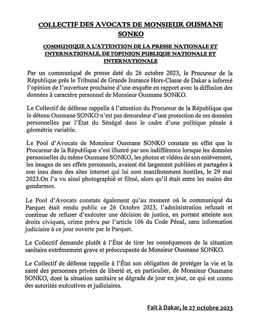 Image de Politique. Le récent déclenchement d'une enquête par le procureur de la République en réponse à la diffusion d'un compte rendu d'hospitalisation adressé au ministre de la justice a soulevé une série de questions et de préoccupations juridiques au Sénégal. Dans cette correspondance, la santé préoccupante d'Ousmane Sonko, plongé dans un coma profond depuis le début de la semaine, est détaillée de manière alarmante. Le procureur considère que cela constitue une "violation des droits du détenu" et une infraction liée à la "diffusion des données à caractère personnel", ce qui l'a incité à poursuivre les personnes impliquées dans la publication de ces informations. Cependant, l'ouverture de cette enquête a suscité des réactions diverses, notamment de la part des avocats d'Ousmane Sonko, qui remettent en question la motivation et la cohérence du procureur. Ils dénoncent ce qu'ils appellent une "politique pénale à géométrie variable", suggérant que le traitement des infractions liées à la diffusion de données personnelles n'est pas appliqué de manière uniforme. Plus spécifiquement, les avocats soulignent que leur client n'a pas demandé de protection particulière de ses données personnelles par l'État sénégalais. Dans un communiqué, le "Pool d'Avocats de Monsieur Ousmane SONKO" rappelle un événement antérieur où le procureur de la République avait semblé indifférent à la diffusion des données personnelles d'Ousmane Sonko, notamment des photos et des vidéos de son enlèvement, ainsi que des images de ses effets personnels. Cela s'est produit le 29 mai 2023, lorsque des photos et des vidéos du leader politique ont été largement partagées sur des sites internet hostiles à sa cause. Il a été photographié et filmé alors qu'il était détenu par les gendarmes. De plus, les avocats ont soulevé une autre question cruciale en faisant remarquer que, au moment où le communiqué du Parquet annonçant l'ouverture de l'enquête était rendu public le 26 octobre 2023, l'administration s'opposait et continuait de s'opposer à l'exécution d'une décision de justice. Cette opposition aurait porté atteinte aux droits civiques d'Ousmane Sonko, un crime prévu par l'article 106 du Code Pénal. À ce jour, aucune information judiciaire n'a été ouverte par le Parquet pour enquêter sur ce refus d'exécution. En réponse à ces développements, les avocats de Ousmane Sonko ont émis un appel en faveur de l'État sénégalais. Ils exhortent l'État à prendre en considération la gravité de la situation sanitaire de Monsieur Sonko, qui est extrêmement préoccupante, et à agir en conséquence. Ils rappellent également à l'État son obligation de protéger la vie et la santé des personnes privées de liberté, en particulier dans le cas de Monsieur Ousmane Sonko. Cela soulève une série de questions essentielles pour le système judiciaire sénégalais et la protection des droits de l'homme. Les avocats de Sonko pointent du doigt la manière sélective dont la loi est appliquée, soulignant les incohérences dans le traitement des infractions liées à la diffusion de données personnelles. Cela met en lumière un besoin d'examiner de plus près la manière dont le système judiciaire sénégalais gère de telles affaires et s'assure que les droits des individus, même des personnalités politiques, sont protégés de manière équitable et constante. Au-delà de ces considérations juridiques, il y a une question plus large concernant le respect des droits de l'homme et de la dignité humaine. Les événements entourant Ousmane Sonko mettent en évidence le besoin de garantir que toute personne privée de liberté reçoit des soins médicaux appropriés et que sa santé est traitée avec la plus grande attention, sans considération de son statut politique ou de ses opinions. Les droits de l'homme et les normes éthiques doivent être respectés en toutes circonstances. Dans ce contexte, il est important de se demander comment le système judiciaire sénégalais peut renforcer la confiance du public dans sa capacité à protéger les droits des individus, à garantir une application équitable de la loi et à traiter les questions liées à la protection des données personnelles de manière cohérente. Comment peut-il répondre aux préoccupations des citoyens quant à la sélectivité présumée dans l'application de la loi et aux inquiétudes concernant les droits de l'homme et la dignité humaine dans les situations de détention ? Ces questions restent essentielles pour le système judiciaire sénégalais et sa capacité à servir de garant des droits et de la justice pour tous.