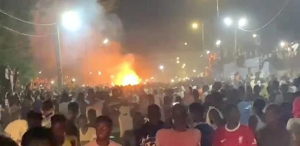 Image de Faits Divers. Selon des sources fiables, une opération d'envergure a été menée par les forces de l'ordre à Kaolack, résultant en l'arrestation de 11 suspects désormais détenus dans les locaux du commissariat central de la ville. Cette action découle de l'initiative du procureur de la République près le tribunal de grande instance de Kaolack, qui a pris l'affaire en main et a ordonné une série d'enquêtes pour faire la lumière sur un incident des plus choquants. Six individus avaient été appréhendés dès le lundi précédent, marquant le début d'une vaste opération visant à démasquer les coupables. Deux autres personnes impliquées dans cette affaire ont été arrêtées le même jour, portant ainsi à six le nombre de personnes placées en garde à vue. Cependant, les enquêteurs ont continué leurs efforts pour remonter la piste des responsables, conduisant à l'arrestation de cinq autres individus ce mardi. Au total, onze présumés auteurs se trouvent actuellement en détention pour une série d'accusations allant de l'association de malfaiteurs à la profanation d'un lieu de culte, en passant par la destruction de biens appartenant à autrui, l'incendie volontaire, les actes de vandalisme, et bien d'autres infractions. L'enquête a révélé que deux individus ont joué un rôle clé dans l'incinération du corps de la victime, identifiée comme C. Fall. Le premier a été identifié sur les vidéos de la scène, tirant le corps de la tombe. Le second a admis dans une interview avec un site d'informations basé à Dakar qu'il avait acheté de l'essence pour incinérer le corps présumé être celui d'un homosexuel. Les deux instigateurs sont désormais activement recherchés, et un avis de recherche et d'interpellation a été émis pour les empêcher de quitter le pays. Les onze personnes arrêtées ont initialement nié toute implication dans l'incinération du corps, mais des éléments de preuve ont permis de les confondre. Il convient de rappeler qu'une partie de cette affaire a débuté lorsque deux individus ont été appréhendés lors de l'attaque du domicile de feu C. Fall, la nuit du vendredi précédent. Ils ont été arrêtés avant que le corps de la victime ne soit exhumé et brûlé. L'incendie volontaire perpétré par un groupe de jeunes dans le quartier de Ndangane a provoqué d'importants dégâts, en particulier dans la cour du domicile familial du défunt, où ils ont tenté de s'opposer à l'enterrement de C. Fall. Les deux individus qui ont été arrêtés pour leur implication dans l'attaque ont été traduits devant le tribunal de grande instance pour incendie volontaire et destruction de biens appartenant à autrui. Ils ont comparu devant le parquet ce mardi pour répondre de leurs actes. Au total, treize personnes sont impliquées dans cette affaire : onze d'entre elles ont été arrêtées pour leur rôle présumé dans l'incinération du cadavre, tandis que les deux autres ont été appréhendées pour leur participation à l'attaque du domicile de la victime. Alors que les enquêtes se poursuivent et que de nouvelles informations émergent, cette affaire soulève de nombreuses questions concernant la société, la justice et les droits de l'homme. Comment une telle tragédie a-t-elle pu se produire, et que révèlent les récents développements sur l'état de notre société et de notre système judiciaire ? Quelles mesures sont nécessaires pour empêcher de tels actes de violence et d'intolérance à l'avenir ?