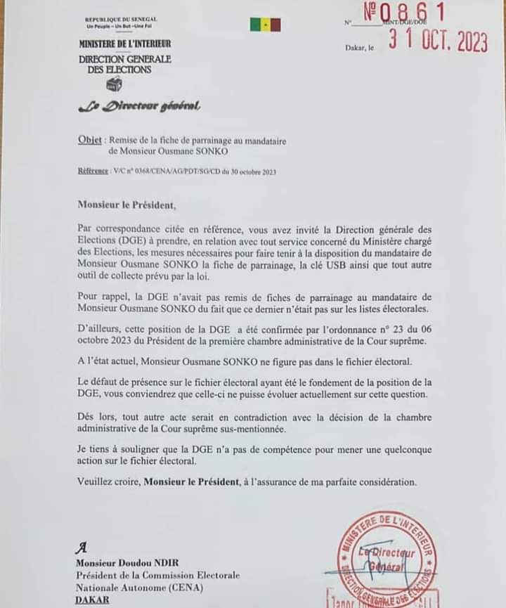 Image de Politique. La Commission Électorale Nationale Autonome (CENA) s'est récemment trouvée au centre d'une controverse politique majeure au Sénégal. La commission a émis une injonction envers le ministère de l'Intérieur pour rétablir l'opposant Ousmane Sonko sur les listes électorales et lui délivrer les documents essentiels pour sa candidature à l'élection présidentielle à venir. Cette décision a suscité un vif débat et a conduit à une impasse politique et juridique. Ousmane Sonko est un acteur politique important au Sénégal, leader du parti politique "Patriotes du Sénégal pour le Travail, l'Éthique et la Fraternité" (PASTEF). Il s'est fait connaître pour son discours critique envers le gouvernement en place, en particulier en ce qui concerne la gestion des ressources naturelles du pays et les questions de transparence et de lutte contre la corruption. En tant que figure de l'opposition, Ousmane Sonko avait prévu de se présenter à l'élection présidentielle, mais son inscription sur les listes électorales a été remise en question. La CENA a émis une demande au ministère de l'Intérieur pour que Sonko soit réintégré sur les listes électorales et qu'il obtienne les documents nécessaires pour sa candidature. Selon la CENA, il y avait des irrégularités dans la suppression de Sonko des listes électorales, et ces irrégularités devaient être corrigées pour garantir un processus électoral équitable. Cependant, la Direction Générale des Élections (DGE), chargée de la gestion des élections au Sénégal, a refusé de se conformer à la demande de la CENA. La DGE affirme que Sonko ne figure pas sur les listes électorales et que, par conséquent, elle ne peut pas lui délivrer de fiches de collecte de parrainage, un élément essentiel pour la candidature à la présidentielle. Cette position de la DGE a créé une situation de confrontation entre deux institutions clés du processus électoral sénégalais. Les conséquences de cette impasse sont profondes, car elles remettent en question la crédibilité et la transparence du processus électoral à l'approche de l'élection présidentielle. Les partisans de Sonko, ainsi que certains acteurs de la société civile, soutiennent que le refus de la DGE de reconnaître la candidature de Sonko est politique et vise à le priver de sa chance de se présenter à l'élection. En réponse, les partisans de Sonko ont organisé des manifestations pour protester contre cette décision. Les manifestations ont parfois dégénéré en affrontements avec les forces de sécurité, créant ainsi une atmosphère de tension pré-électorale. Les autorités gouvernementales, quant à elles, maintiennent que la décision de la DGE est conforme à la loi électorale et qu'elle est basée sur des critères d'éligibilité clairs. Ils insistent sur le fait que toute modification des listes électorales doit suivre une procédure légale et que la DGE agit en toute impartialité. Cependant, de nombreux observateurs politiques et acteurs de la société civile appellent à un règlement rapide de ce différend pour éviter une crise politique plus profonde et pour garantir l'intégrité du processus électoral. Le Sénégal a une longue histoire de stabilité politique et de transitions démocratiques, et il est essentiel de préserver cet héritage. À l'heure actuelle, la situation est dans l'impasse, et la question fondamentale est de savoir comment le Sénégal peut résoudre ce différend de manière à garantir des élections libres et équitables. Comment les institutions sénégalaises peuvent-elles surmonter cette crise politique et rétablir la confiance dans le processus électoral ? Cette situation soulève également des questions sur la manière dont les lois électorales sont appliquées et sur l'indépendance et l'intégrité des organes de gestion électorale. Pour le Sénégal, la réponse à ces questions pourrait avoir un impact durable sur la stabilité politique et la crédibilité de ses élections futures.