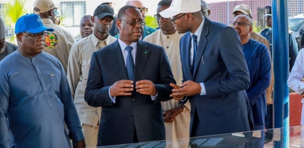 Image de Société. La Zone Économique Spéciale de Diass (ZES Diass) représente un projet d'envergure pour le Sénégal, ayant suscité l'enthousiasme du président de la République, Macky Sall. Lors de la cérémonie de lancement des travaux de ce projet, le président a fait part de ses aspirations et ambitions pour ce site, en annonçant qu'il contribuerait à la création de 9 300 emplois directs et 19 850 emplois indirects, marquant ainsi un tournant significatif dans le développement économique du pays. Le président Sall a souligné que des progrès concrets avaient déjà été réalisés, notamment avec l'installation des entreprises Teyliom Logistics et Polytec, qui ont déjà obtenu l'agrément nécessaire pour opérer dans la ZES Diass. De plus, il a mis en avant la présence de l'entreprise Germani West Africa, spécialisée dans la construction de véhicules de transport de marchandises, dont le PDG, Mauro Ferrari, était présent lors de la cérémonie. La réalisation de la Zone Économique Spéciale de Diass représente un investissement considérable de 31,6 milliards de francs CFA. Cet investissement a été rendu possible grâce à un prêt octroyé par la Banque Ouest-Africaine de Développement (BOAD), institution financière jouant un rôle clé dans le financement de projets de développement dans la région. La BOAD est ainsi devenue un partenaire stratégique pour le Sénégal dans la réalisation de cette ZES. La vision présidentielle pour la ZES Diass ne se limite pas seulement à un projet économique, mais englobe également des considérations plus vastes sur l'avenir économique du pays. Le président a souligné l'importance de l'industrie dans le processus d'émergence du Sénégal, affirmant que l'industrie est un moteur essentiel de la croissance et du développement. Il a insisté sur le fait qu'il n'y a pas de développement durable sans une industrie solide, capable de générer de la richesse et de créer des emplois à grande échelle. L'industrialisation a souvent été considérée comme un pilier clé de la croissance économique et de la réduction de la pauvreté. Le secteur industriel a la capacité de créer des emplois de qualité, d'améliorer la productivité, de stimuler l'innovation et d'accroître la compétitivité globale de l'économie. En favorisant l'industrie, le président Sall montre son engagement envers la diversification de l'économie sénégalaise et la réduction de sa dépendance à l'égard de secteurs spécifiques. La ZES Diass incarne également une tendance croissante à l'échelle mondiale qui consiste à mettre en place des zones économiques spéciales pour attirer les investissements, stimuler la croissance et favoriser l'emploi. Ces zones offrent souvent des incitations fiscales, des infrastructures modernes et des réglementations spécifiques pour encourager les entreprises à s'implanter. L'objectif est de renforcer la compétitivité économique du pays et de créer des emplois dans des secteurs clés. La ZES Diass est également un exemple de la manière dont les partenariats stratégiques, tels que celui avec la BOAD, peuvent jouer un rôle essentiel dans la réalisation de projets de grande envergure. Ces partenariats permettent d'obtenir des financements, des ressources techniques et une expertise qui sont souvent cruciaux pour mener à bien des initiatives d'une telle ampleur. L'annonce du président Sall suscite l'optimisme quant à l'avenir économique du Sénégal. Elle soulève également des questions essentielles sur la manière dont le pays entend maintenir sa dynamique de développement économique. Comment le Sénégal compte-t-il surmonter les défis potentiels liés à la réalisation de la ZES Diass et garantir que les emplois annoncés deviennent une réalité ? Comment le pays peut-il garantir que l'industrie continuera à jouer un rôle central dans sa croissance économique, tout en veillant à ce que cette croissance soit durable et bénéficie à l'ensemble de la population ? La création de la ZES Diass ouvre la voie à une réflexion plus large sur le développement économique du pays, et les réponses à ces questions sont cruciales pour l'avenir du Sénégal.