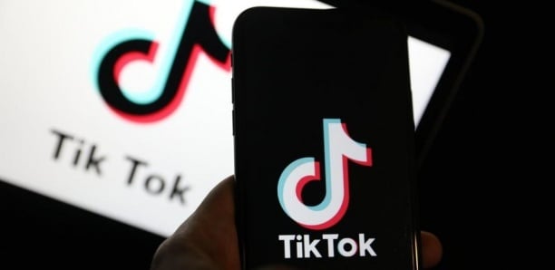 Image de Société. Le retour de TikTok au Sénégal a été une source de discussion intense au sein de la société sénégalaise, ainsi que dans les médias et les milieux politiques. La suspension de l'application en août 2023 avait été précédée d'un communiqué du ministère de la Communication, soulignant les préoccupations quant à l'utilisation de TikTok pour diffuser des messages haineux et subversifs susceptibles de perturber la stabilité du pays. Cette décision avait suscité des réactions diverses parmi la population et avait amené de nombreux utilisateurs de TikTok à chercher des moyens alternatifs pour continuer à accéder à la plateforme. L'un de ces moyens alternatifs était l'utilisation de Virtual Private Networks (VPN), des applications qui permettent aux utilisateurs de masquer leur emplacement réel en changeant leur adresse IP, contournant ainsi les restrictions géographiques imposées par les autorités. De nombreux Sénégalais avaient donc commencé à utiliser des VPN pour accéder à TikTok, malgré la suspension officielle de l'application. Cependant, le mercredi 1er novembre, TikTok a fait son grand retour au Sénégal, suscitant à la fois l'enthousiasme et la perplexité parmi les utilisateurs. Ce retour inattendu a laissé de nombreuses questions en suspens, car le ministère de la Communication n'a pas encore fourni de déclaration officielle concernant la levée de la suspension. Plusieurs questions se posent quant à l'avenir de TikTok au Sénégal. Est-ce un rétablissement durable de l'application, ou s'agit-il d'un retour temporaire ? Les autorités ont-elles mis en place des mesures pour mieux contrôler le contenu diffusé sur TikTok et garantir que l'application ne soit pas utilisée à des fins néfastes pour la stabilité du pays ? Comment les utilisateurs sénégalais accueillent-ils ce retour inattendu, et quelle est leur perspective sur l'utilisation de TikTok dans le contexte actuel ? La suspension de TikTok avait soulevé des questions plus larges sur la liberté d'expression et la régulation des réseaux sociaux au Sénégal. Alors que les autorités cherchaient à lutter contre la diffusion de discours haineux et subversifs, elles ont également dû faire face à des critiques concernant la restriction de l'accès à un média social populaire. La question de savoir comment équilibrer la protection de la sécurité nationale avec la préservation des libertés individuelles est devenue un sujet de débat important dans le pays. Le retour de TikTok offre l'opportunité de réfléchir à ces questions de manière plus approfondie. Il souligne la nécessité d'élaborer des réglementations et des mécanismes de contrôle efficaces pour les réseaux sociaux, tout en préservant les droits des citoyens à s'exprimer librement et à accéder à l'information. Le rôle des médias sociaux dans la société sénégalaise est en constante évolution. TikTok, en particulier, a gagné en popularité en tant que plateforme où les utilisateurs peuvent partager des vidéos courtes, créatives et divertissantes. Cependant, comme partout ailleurs dans le monde, les médias sociaux peuvent également être utilisés pour diffuser des informations trompeuses, des discours de haine et des contenus subversifs. La question clé est de savoir comment équilibrer la régulation des médias sociaux tout en préservant les avantages qu'ils offrent en termes de communication, de créativité et de liberté d'expression. Il est essentiel de garantir que les mesures prises pour réglementer les médias sociaux ne restreignent pas indûment ces droits fondamentaux. Alors que TikTok fait son retour au Sénégal, les autorités doivent continuer à surveiller de près son utilisation et à réagir de manière appropriée en cas de violations des règles. En parallèle, les utilisateurs ont également un rôle à jouer en utilisant TikTok de manière responsable et en signalant tout contenu inapproprié ou problématique. La question qui se pose maintenant est de savoir comment le gouvernement sénégalais, les autorités de régulation des médias et la société dans son ensemble aborderont ces défis à l'avenir. Comment peuvent-ils garantir que les médias sociaux contribuent de manière positive à la société tout en minimisant les risques potentiels ? La réapparition de TikTok au Sénégal offre une opportunité de réfléchir à ces questions cruciales et d'explorer des solutions adaptées pour promouvoir un environnement en ligne sûr et responsable.