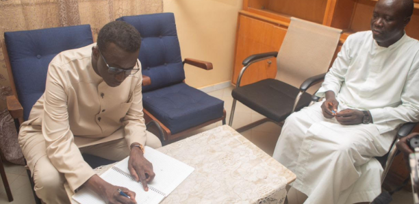 Image de Politique. La visite du Premier ministre Amadou Ba au petit séminaire de Ngazobil, le 31 octobre 2023, a été un moment marquant de sa tournée économique dans la région de Thiès. Cette institution occupe une place unique dans le pays en tant que sommet de la hiérarchie religieuse chrétienne au Sénégal et joue un rôle crucial dans la formation des prêtres et des hommes de valeur. L'accueil chaleureux qui a été réservé au Premier ministre par le responsable du petit séminaire a mis en lumière l'importance de cette institution dans la société sénégalaise. Avec 132 élèves inscrits cette année, le petit séminaire de Ngazobil continue de jouer un rôle vital dans la préparation des futurs prêtres et dirigeants religieux du pays. De plus, d'autres régions du Sénégal, telles que Kaolack et Kolda, disposent également de leurs propres séminaires, ce qui souligne davantage le rôle étendu de ces établissements dans le pays. Dans son discours lors de la visite, le Premier ministre a exprimé sa satisfaction quant à ce qu'il a vu et entendu. Il a souligné l'importance de soutenir davantage cette institution en raison de son rôle essentiel dans la formation de jeunes hommes intègres et engagés. Les prêtres formés dans ces séminaires sont souvent considérés comme des "pêcheurs d'âmes" dont la mission est de guider les croyants et de servir la communauté religieuse. Amadou Ba a également mis en avant l'importance de la jeunesse pour le Sénégal. Avec un âge moyen de 19 ans, la jeunesse est un atout majeur pour le pays, et le Premier ministre a souligné la nécessité de soutenir et de former cette jeunesse pour contribuer à l'avenir et au développement du pays. Il a évoqué la possibilité de réorienter les investissements en faveur de la jeunesse dans le cadre de la planification nationale, reconnaissant ainsi le rôle central de cette tranche d'âge dans la réalisation des objectifs du pays en matière de développement et d'émergence. La visite du Premier ministre au petit séminaire de Ngazobil a mis en lumière l'importance de l'éducation religieuse et de la formation des futurs leaders spirituels dans le pays. Cette institution joue un rôle essentiel dans la préservation des valeurs religieuses et morales du Sénégal, tout en contribuant à la formation de citoyens engagés et bienveillants. Comment le Sénégal peut-il renforcer son soutien aux institutions éducatives, religieuses et laïques, qui jouent un rôle crucial dans la formation des jeunes et dans la préservation des valeurs nationales ? Comment le pays peut-il investir de manière plus efficace dans la jeunesse pour garantir un avenir prometteur et prospère ? La visite du Premier ministre soulève ces questions essentielles qui nécessitent une réflexion et une action continues pour assurer le bien-être et le développement du pays.