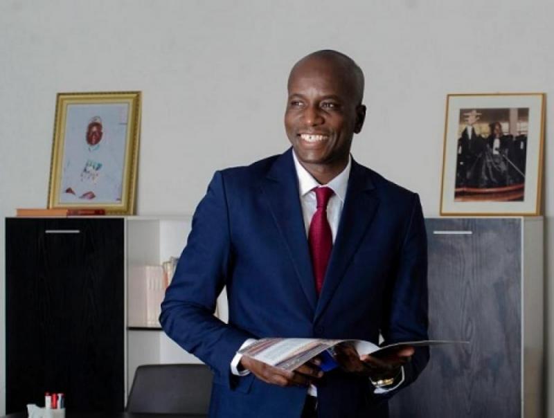 Image de Société. Oumar Ben Khatab Sylla, l'ancien directeur général de Dakar Dem Dikk, a rompu son silence après un an et demi de retrait de la tête de la société de transport public. Au cours de cette période, des rumeurs et des spéculations ont circulé concernant ses "relations heurtées" avec le président Macky Sall, ainsi que des allégations de gestion chaotique à la tête de Dakar Dem Dikk. Cependant, M. Sylla a récemment pris la parole pour donner sa version des événements. Dans sa déclaration publique, Oumar Ben Khatab Sylla affirme que sa situation résulte d'une "cabale" orchestrée par des acteurs politiques à Louga et au niveau national dans le but de le mettre en conflit avec le président Macky Sall. Il explique que ces acteurs politiques ont cherché à créer un climat de méfiance entre lui et le chef de l'État, compromettant ainsi sa réputation et sa position au sein de l'administration publique. L'une des allégations qui ont circulé concernant Oumar Ben Khatab Sylla était la supposée mauvaise gestion de Dakar Dem Dikk sous sa direction. Cependant, M. Sylla réfute catégoriquement l'existence d'un audit qui l'aurait blâmé pour sa gestion de la société. Il insiste sur le fait qu'il a quitté son poste à la tête de Dakar Dem Dikk avec dignité et qu'aucun audit officiel n'a confirmé les allégations de mauvaise gestion. Il accuse ses adversaires politiques d'avoir alimenté des informations trompeuses dans la presse, dans le but de ternir sa réputation et de discréditer son bilan à la tête de l'entreprise. Il est à noter que cette révélation intervient lors de l'assemblée générale du mouvement politique de M. Sylla, intitulé "Valeurs", qui s'est tenue ce week-end à Louga. Au cours de cette assemblée, Oumar Ben Khatab Sylla a discuté de la situation actuelle du pays et des préparatifs pour l'élection présidentielle de 2024. À ce jour, le mouvement n'a pas encore officiellement soutenu de candidat pour l'élection, mais il se dit ouvert à tous les candidats et prévoit d'engager des discussions avec divers acteurs politiques en vue de faire connaître son choix pour la prochaine élection présidentielle. Cette déclaration de M. Sylla et les développements autour de son mouvement politique "Valeurs" soulèvent des questions importantes sur les relations entre les acteurs politiques et les dirigeants d'entreprises publiques, ainsi que sur la manière dont les rumeurs et les allégations peuvent influencer la politique et la gouvernance. Cette situation met également en évidence l'importance de la transparence et de la communication dans la gestion des affaires publiques, en particulier dans le contexte de l'élection présidentielle à venir. La déclaration de M. Sylla a-t-elle dissipé les doutes et les spéculations qui l'entouraient ? Comment son mouvement politique "Valeurs" influencera-t-il la scène politique sénégalaise en vue de l'élection présidentielle de 2024 ? Ces questions restent ouvertes et méritent une attention continue à mesure que l'échéance électorale se rapproche.