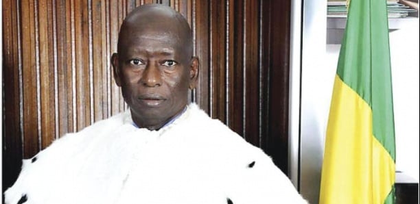 Image de Politique. Répondant à une nomination récente, Cheikh Tidiane Coulibaly, un magistrat à la retraite, s'apprête à occuper une place importante au sein du Conseil constitutionnel. Cette annonce fait suite à la désignation d'Abdoulaye Sylla à la présidence de la Commission électorale nationale autonome (CENA), marquant ainsi un changement significatif dans le paysage institutionnel. La carrière et l'expérience juridique de Cheikh Tidiane Coulibaly sont des éléments clés à prendre en compte dans cette transition. Ayant exercé en tant que magistrat, sa nomination soulève des questions sur les compétences spécifiques qu'il apportera au Conseil constitutionnel. Les détails de son parcours professionnel et les affaires notables auxquelles il a été associé offrent un aperçu du contexte dans lequel il a développé son expertise. Il est important de souligner que le Conseil constitutionnel joue un rôle crucial dans la protection et l'interprétation de la Constitution. Ainsi, la nomination de Cheikh Tidiane Coulibaly suscite inévitablement des réflexions sur l'orientation future de cet organe et sur la manière dont il influencera les décisions clés à venir. La dynamique entre les membres existants du Conseil constitutionnel et le nouvel arrivant ajoutera une dimension intéressante à la façon dont les affaires constitutionnelles seront traitées. Par ailleurs, la nomination de Cheikh Tidiane Coulibaly soulève des interrogations sur la raison pour laquelle il a été choisi parmi d'autres candidats potentiels. Les critères de sélection, les consultations préalables et les considérations politiques éventuelles méritent d'être examinés pour comprendre pleinement le processus de nomination et les motivations sous-jacentes. Dans le même temps, le déplacement d'Abdoulaye Sylla vers la présidence de la CENA nécessite une analyse approfondie de l'impact potentiel sur le paysage électoral. La Commission électorale nationale autonome joue un rôle central dans l'organisation et la supervision des processus électoraux, et le choix d'Abdoulaye Sylla pour la diriger soulève des questions sur les perspectives d'équité, de transparence et d'intégrité dans les futurs scrutins. La cérémonie de prestation de serment prévue pour Cheikh Tidiane Coulibaly et les nouveaux membres de la CENA offre un moment symbolique pour réfléchir aux valeurs fondamentales de la justice, de la démocratie et de l'état de droit. Les discours prononcés lors de cette occasion, ainsi que les premières actions entreprises par les nouveaux responsables, donneront des indications cruciales sur la direction future de ces institutions. En conclusion, la nomination de Cheikh Tidiane Coulibaly et la récente redistribution des rôles au sein des institutions clés soulèvent des questions importantes quant à l'avenir du pays sur le plan juridique et électoral. Quelles répercussions ces changements auront-ils sur la gouvernance, la justice et la démocratie? Comment ces nouvelles responsabilités seront-elles assumées et quelles décisions cruciales devront être prises dans un avenir proche? Les réponses à ces questions ne manqueront pas d'influencer la trajectoire du pays et méritent une réflexion approfondie de la part de tous les citoyens et observateurs attentifs.