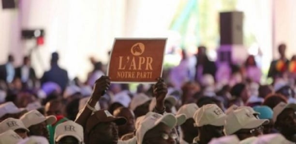 Image de Politique. Le réquisitoire lancé par la délégation régionale de l'Alliance des Forces de Progrès (AFP) de Thiès a suscité une vive réaction de la part des responsables de l'APR/Thiès. Lamine Ngom, conseiller spécial du Président de la République et responsable Apr/Thiès, a exprimé son indignation face aux attaques émanant d'alliés de Benno Bokk Yakaar et de transhumants critiquant la gestion du Président de la République en matière de nominations. Selon Ngom, des propos tenus lors d'un meeting par Mbaye Dione, maire de Ngoundiane et militant de l'AFP, ont été perçus comme une critique de la "non responsabilisation" des membres de son parti par le gouvernement en place. Les militants de l'AFP, réunis lors d'un meeting à Thiénaba, ont également soulevé des préoccupations quant à la cogestion au sein de la coalition Benno Bokk Yakaar. Lamine Ngom a réagi en dénonçant une "malhonnêteté sans commune mesure" dans les déclarations de l'AFP. Il a souligné que ces critiques ne reflètent pas la réalité des actions du Président Macky Sall envers le Président Moustapha Niass et les nombreux responsables de l'AFP de Thiès qui ont bénéficié de nominations importantes. Pour étayer son argumentation, Ngom a dressé une liste de personnalités de l'AFP ayant occupé des postes de responsabilité, notamment Alioune Sarr, Mbaye Dione, Bathie Ciss, Yéya Ly, Ndèye Mbengue de Notto, Jean Mari Diouf, et Ismaïla Dione. Selon lui, ces nominations démontrent la confiance du Président Sall envers l'AFP de Thiès. Cependant, cette solidarité entre l'APR de Thiès et l'AFP, évoquée par Ngom, semble être mise à l'épreuve. Les militants de l'APR de Thiès, fidèles depuis le début, commencent à remettre en question cette confiance face aux critiques de l'AFP. La tension monte, et la question fondamentale qui se pose est de savoir comment cette dynamique évoluera. Les fondements de la coalition Benno Bokk Yakaar seront-ils ébranlés par ces dissensions internes, ou parviendront-ils à surmonter ces divergences pour maintenir une alliance politique solide ? Seule l'avenir politique de Thiès révélera les réponses à ces interrogations cruciales.