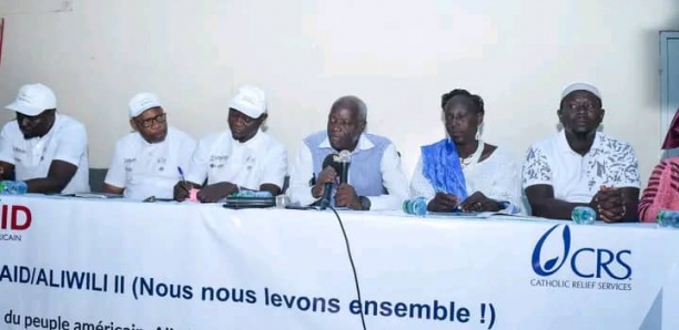 Image de Société. L'organisation du panel par l'Association des professionnels de l'information et de la communication (APIC) de Ziguinchor, en partenariat avec le Catholic Relief Services (CRS), sur le thème "Le rôle des organisations humanitaires et de développement dans la recherche de la paix en Casamance" met en lumière l'importance cruciale des médias et des acteurs humanitaires dans la résolution des conflits dans cette région du Sénégal. La Casamance, depuis plus de quatre décennies, a été le théâtre de troubles et de conflits persistants, principalement liés à des revendications séparatistes du Mouvement des Forces Démocratiques de la Casamance (MFDC). Ces tensions ont non seulement eu des répercussions dévastatrices sur la stabilité de la région, mais elles ont également entravé son développement socio-économique. Le panel organisé par l'APIC révèle une prise de conscience significative de la part des professionnels des médias quant à leur rôle crucial dans la promotion de la paix. Les journalistes, en tant que médiateurs d'informations, ont un pouvoir immense pour façonner l'opinion publique et influencer les attitudes envers le conflit. Le choix du thème du panel souligne l'engagement de l'APIC à utiliser sa plateforme pour aborder des questions essentielles qui vont au-delà des reportages quotidiens. L'intervention du président du comité scientifique du dîner de gala de la presse régionale, Gaustin Diatta, met en exergue la responsabilité des journalistes dans la région sensible de la Casamance. Il souligne la nécessité pour les médias de prendre régulièrement du recul pour discuter des problématiques qui touchent profondément la communauté. La paix, argumente-t-il, est un sujet qui ne peut être ignoré, car elle est au cœur du bien-être et du progrès de la région. Les échanges avec la société civile, les organisations humanitaires et de développement pendant le panel ont permis aux journalistes de gagner une compréhension approfondie des efforts déployés au fil des ans pour promouvoir la paix en Casamance. La diversité des points de vue présentés a enrichi la discussion, offrant aux participants une perspective holistique sur les complexités du conflit et les différentes approches pour le résoudre. La tribune accordée aux anciens rebelles lors du panel a ajouté une dimension importante à la discussion. Entendre leurs témoignages et comprendre leurs perspectives a contribué à humaniser le conflit et à démontrer que la recherche de la paix en Casamance implique une compréhension profonde des expériences et des aspirations de toutes les parties prenantes. L'appel à l'implication accrue des journalistes dans la recherche de la paix et dans la réintégration des anciens combattants met en lumière le rôle catalyseur que les médias peuvent jouer dans la transformation sociale. Les médias ne sont pas simplement des observateurs passifs, mais des acteurs actifs qui peuvent influencer les attitudes, mobiliser la société et contribuer à créer un environnement favorable à la paix et à la réconciliation. L'encouragement d'Henri Ndecky, coordonnateur de la dynamique de paix en Casamance, à ce que les membres de l'APIC se lancent activement dans la recherche de la paix souligne l'idée que la paix est l'affaire de tous. Les médias, en tant que gardiens de l'information, ont la responsabilité de jouer un rôle actif dans la sensibilisation, l'éducation et la mobilisation de la communauté pour soutenir les initiatives de paix. L'appel de Ndecky à une sensibilisation plus large des différentes factions du MFDC pour favoriser un retour durable à la paix pose la question cruciale de la manière dont la société civile, les médias et les organisations humanitaires peuvent collaborer de manière plus étroite pour influencer positivement les acteurs clés et favoriser des solutions durables. Alors que la Casamance a traversé plus de quarante ans de souffrances liées au conflit, la nécessité d'une approche intégrée et inclusive pour aborder ces défis devient évidente. Comment pouvons-nous garantir une approche durable et inclusive pour surmonter ces défis et promouvoir la sécurité alimentaire à long terme au Sénégal ? La réponse à cette question ouvre la voie à une vision plus complète et à des actions concertées pour transformer le paysage horticole sénégalais. En impliquant les médias, la société civile, les organisations humanitaires et les différentes factions impliquées, il devient possible d'envisager un avenir de paix et de prospérité pour la Casamance.